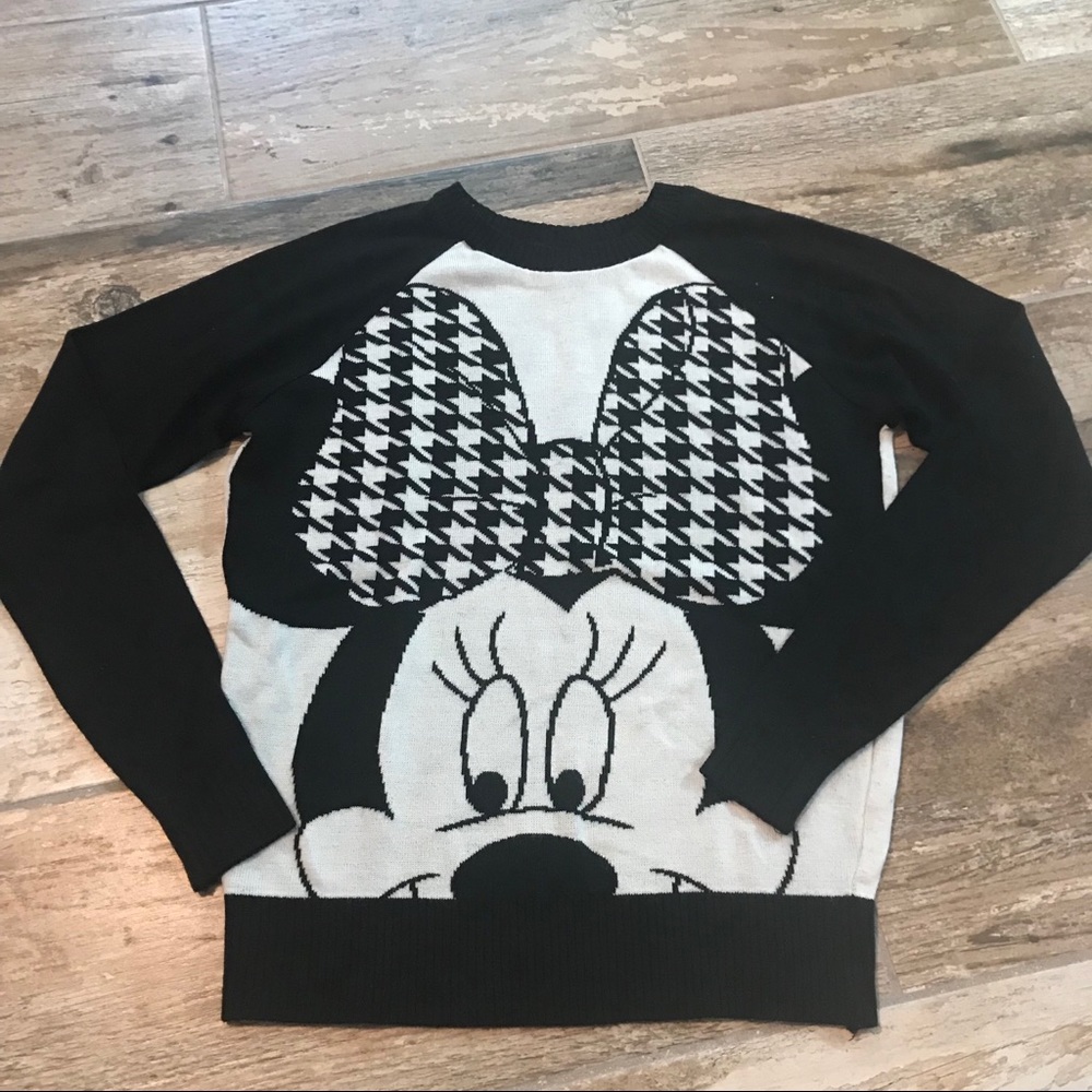 Minnie Mouse black & white sweater